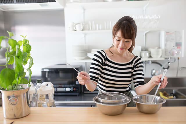 料理を楽しむ女性