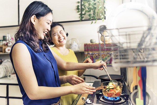 親子が料理をする光景