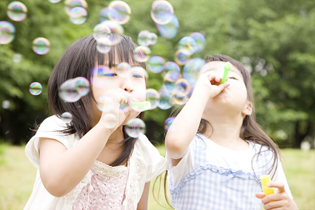 楽しく遊ぶ子供達