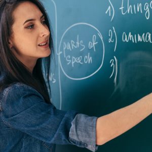 英語を教える女性教師